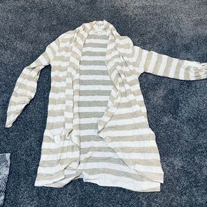 Banana linen cardigan with front pockets